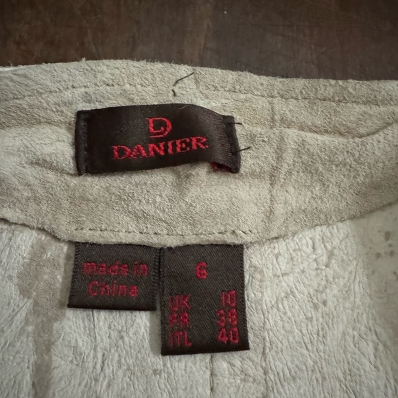 Danier stretch suede asymmetrical skirt in perfect condition - Picture 2 of 6